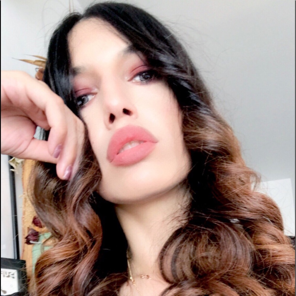 Meet your Posher, Charikleia